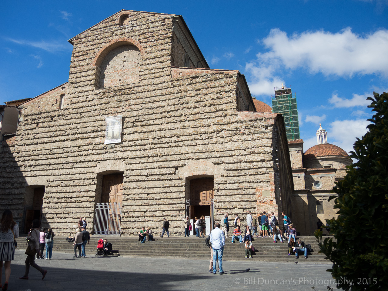 Michelangelo defaulted.  Piazza Lorenza never got its marble facade.