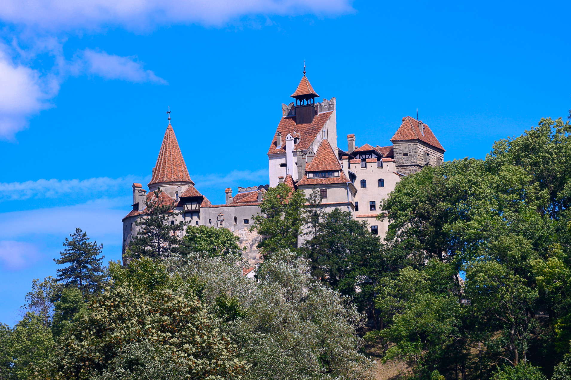The fortress overlooks Bran Gorge, the only practical route through the mountains for an  army bent on attacking Brosov to the northeast.