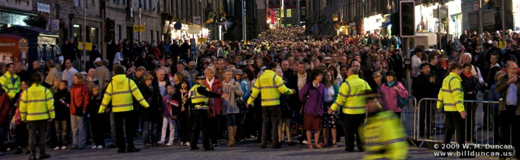 High Street crowd restrained whilst vehicles on George IV take their turn